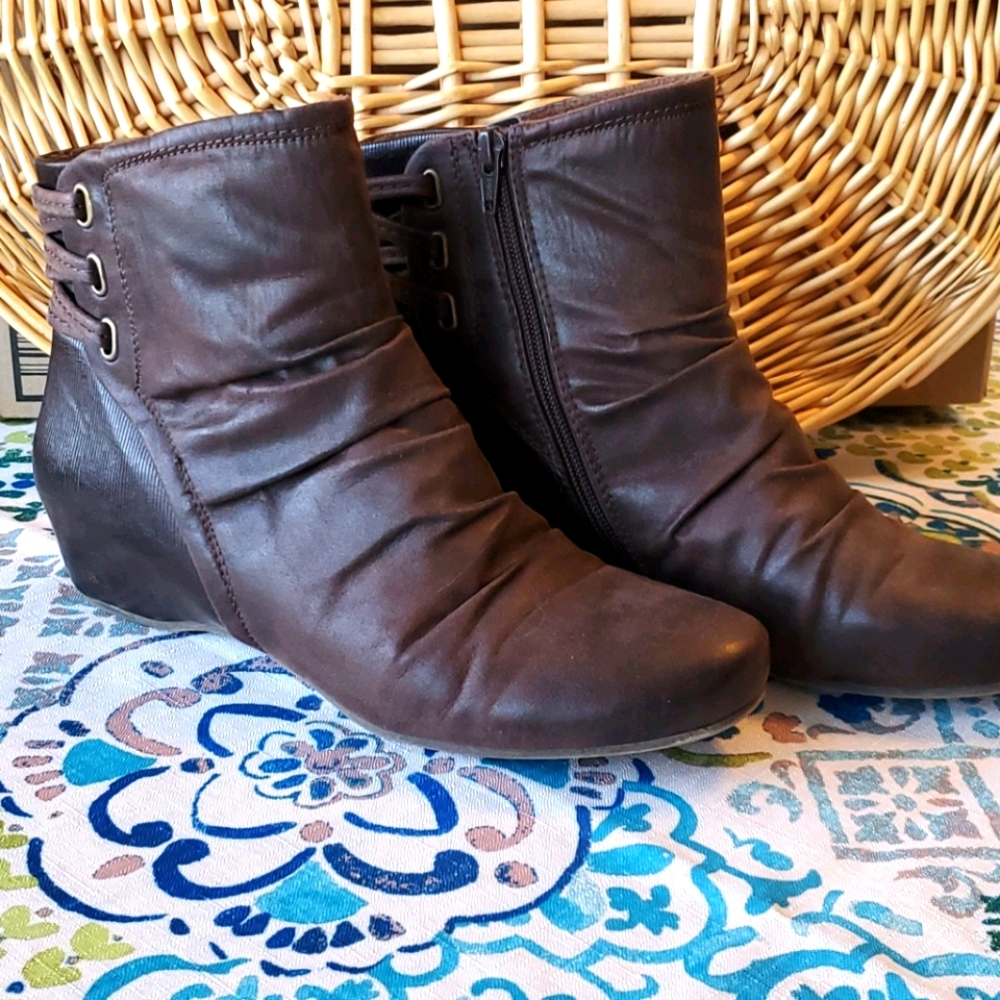 Baretraps Ankle Boots w/ Ruching Brown 10M